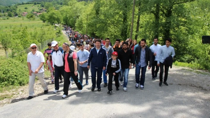 Tunç gençlerle doğa yürüyüşü yaptı