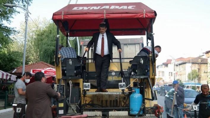 Yalı tersane caddesi'nde devam eden sıcak asfalt yol çalışmasını yakından takip etti.