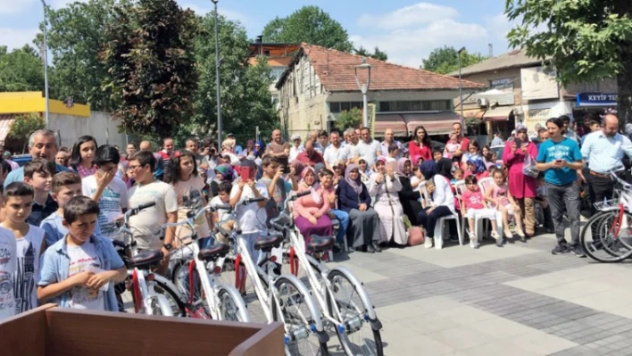 MİLLETVEKİLİ TUNÇ, KOZCAĞIZ'DA BİSİKLET DAĞITIM TÖRENİNE KATILDI