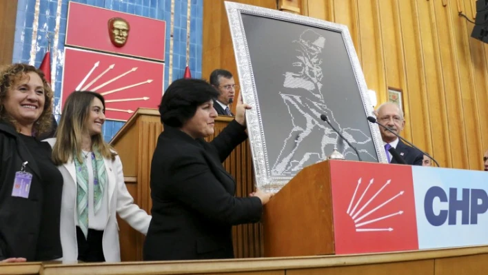 Kılıçdaroğlu'na tel kırma Atatürk portresi