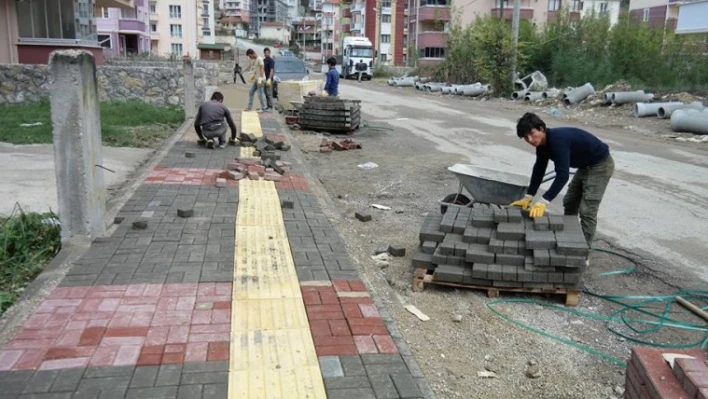 KALDIRIMLAR PARKE TAŞLARLA DÜZENLENİYOR