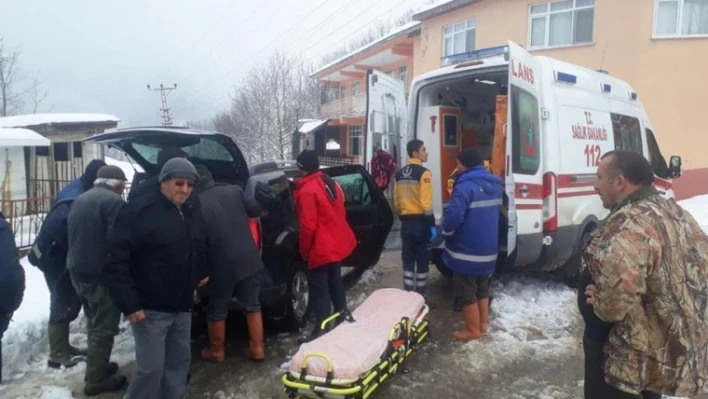 Tomruk yüklü traktör uçuruma yuvarlandı