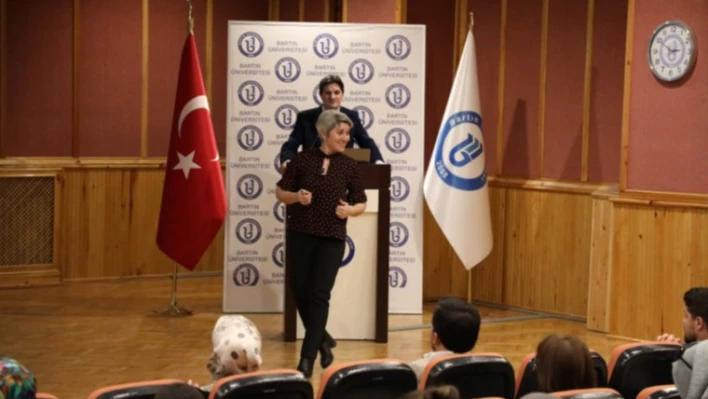 Üniversitede Erken Çocuklukta Mutlu Çocuk konferansı