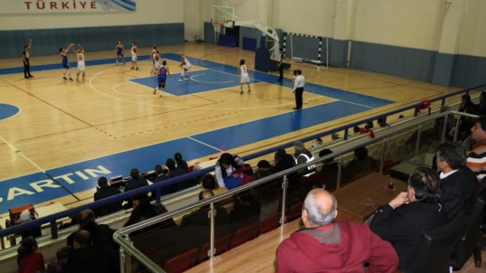 Akın, basketbol takımını yanlız bırakmadı