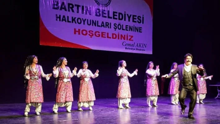 Belediyen halk dansları şöleni