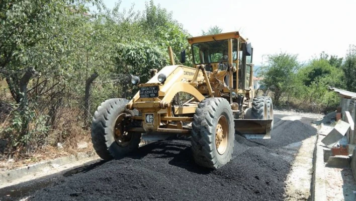 HASAR GÖREN YOLLAR SICAK ASFLAT İLE DÜZENLENİYOR