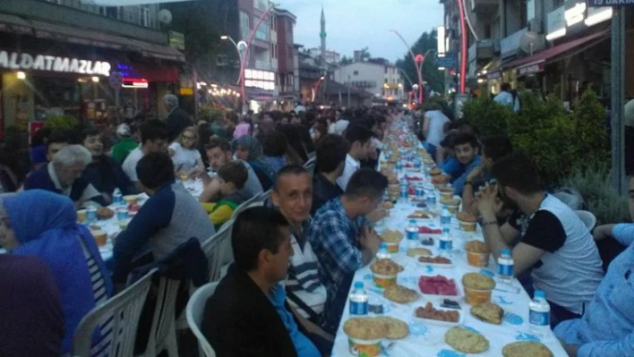 Davut Fırıncıoğlu caddesi esnafından iftar