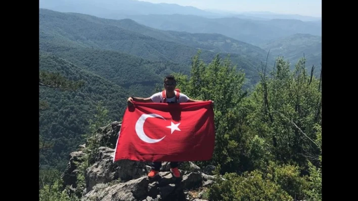 Bartın'da bin 400 rakımda Türk Bayrağını astılar