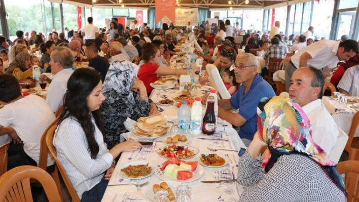 VALİLİKTEN ŞEHİT AİLELERİ VE GAZİLER ONURUNA YEMEK