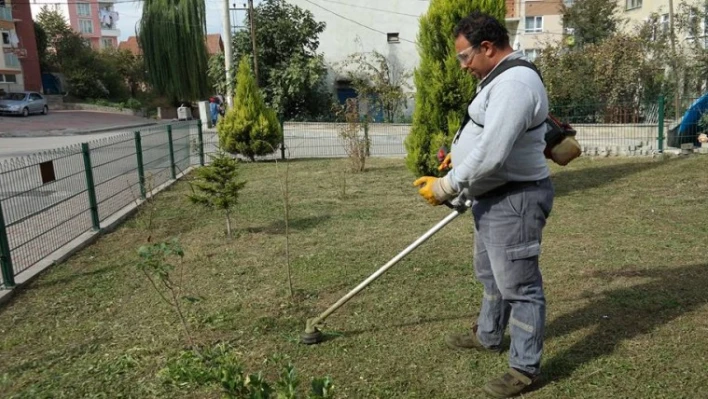 CAMİ BAHÇESİNİN OTLARI BİÇİLDİ