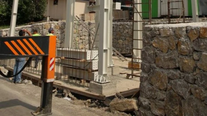 ÜST GEÇİTİN AYAKLARI DİKİLİYOR