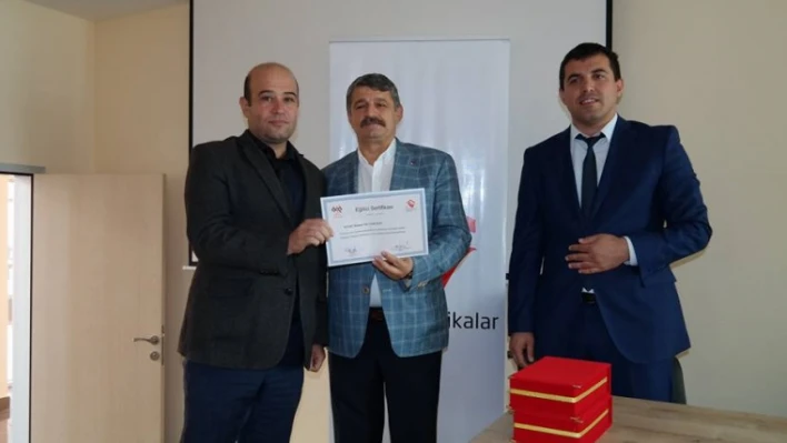 BAŞKAN SERTİFİKA VERDİ