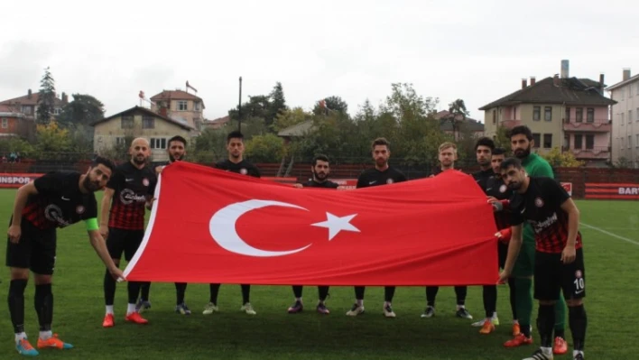 BARTINSPORLU FUTBOLCULAR TÜRK BAYRAĞI AÇTI