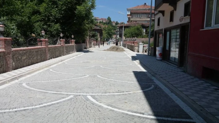 KAVAKLI CADDESİ ANTİK PARKE TAŞLARLA DÜZENLENİYOR