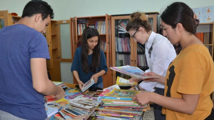 BARTIN ÜNİVERSİTESİ ÖĞRENCİLERİ KÖY OKULUNA KÜTÜPHANE KURDU