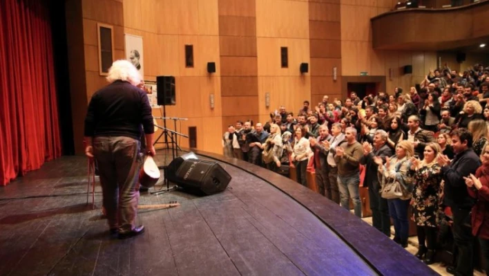 Akın, Erkan Oğur ve İsmail Hakkı Demircioğlu'nu dinledi