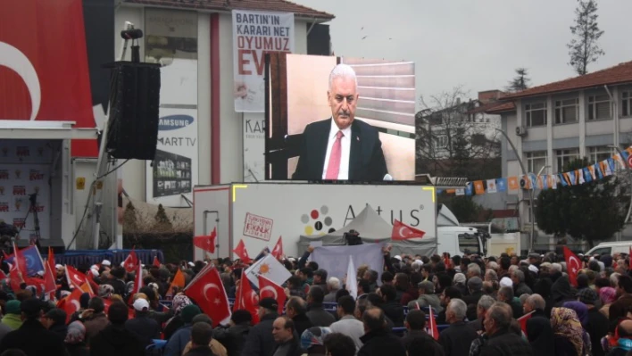 Sis Başbakana engel olamadı, meydana canlı bağlandı
