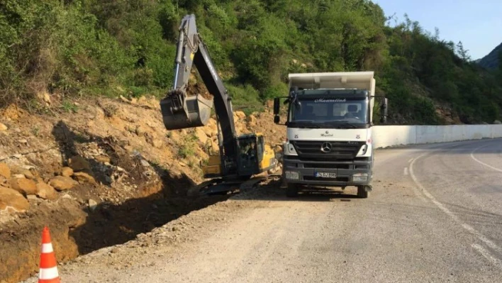 KOZCAĞIZ-KUMLUCA YOLUNDA ÇALIŞMALAR DEVAM EDİYOR