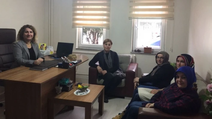 AK Partili kadınlardan huzurevi sakinlerine anlamlı ziyaret