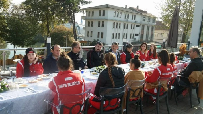 BELEDİYE BAŞKANI CEMAL AKIN, BARTIN BELEDİYESİ BAYAN BASKETBOL TAKIMI SPORCULARI İLE