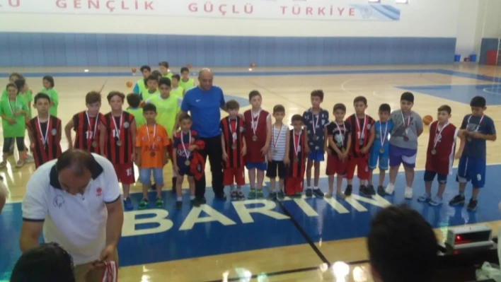 15 TEMMUZ DEMOKRASİ ŞEHİTLERİNİ ANMA KÜÇÜKLER BASKETBOL TURNUVASI DÜZENLENDİ