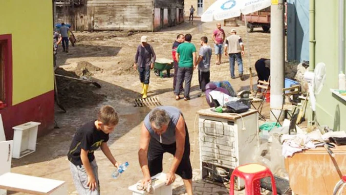 SU TAŞKINLARINA MARUZ KALAN ESNAFLARLA BİR ARAYA GELDİLER