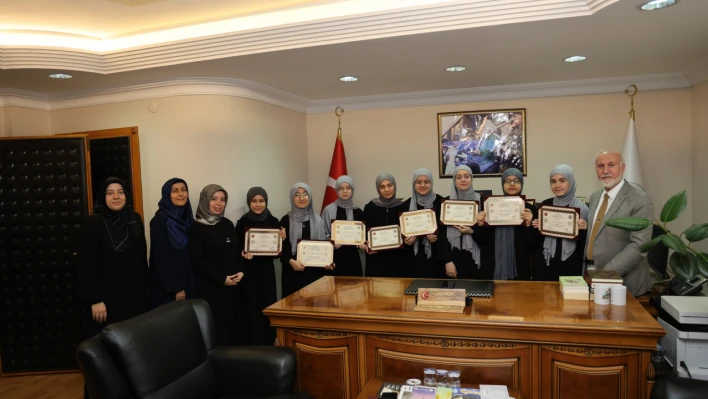 Hafızlara Belgeleri Takdim Edildi