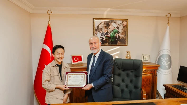 Hafızlık başarısı gösteren öğrencilere belgeleri takdim edildi