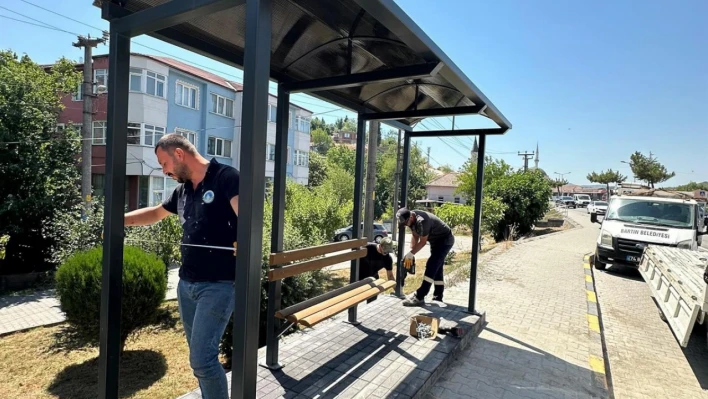 Halk Otobüsü Duraklarında yenileme yapılıyor