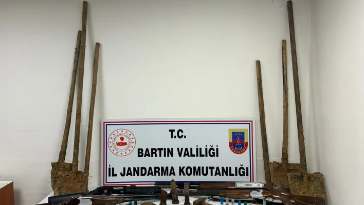 Kaçak kazı yapan definecilere Jandarma'dan baskın