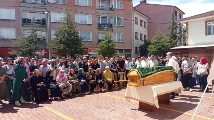 Kalp krizi geçiren aile hekimi gözyaşlarıyla uğurlandı