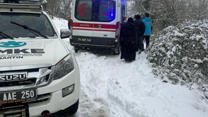 Kar kış demeden 428 hastaya ulaştılar