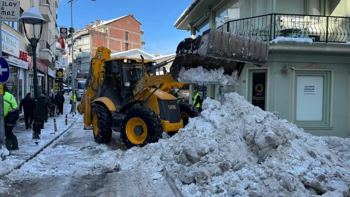 Kent merkezinde kar kaldırma çalışmaları sürüyor