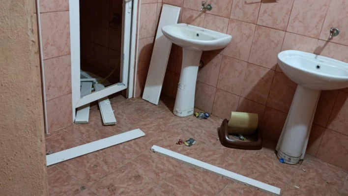 Kumluca'da kamuya açık tuvaletlere zarar verildi