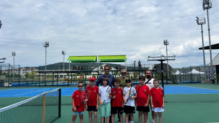 Minik Raketlerden Tenis Turnuvasında Büyük Başarı