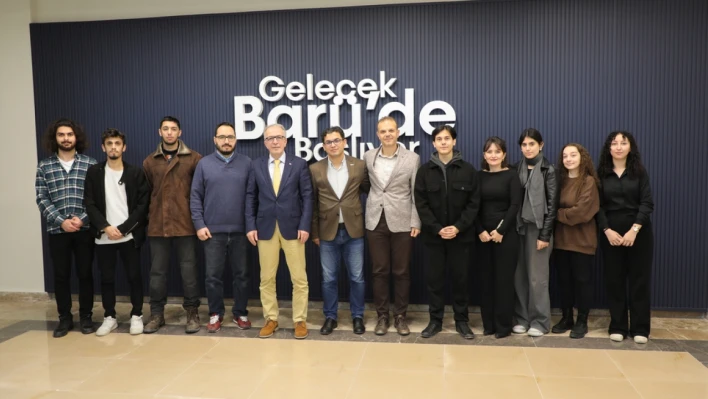 Rektör Uzun, projelerini başarıyla tamamlayan öğrencilerle bir araya geldi