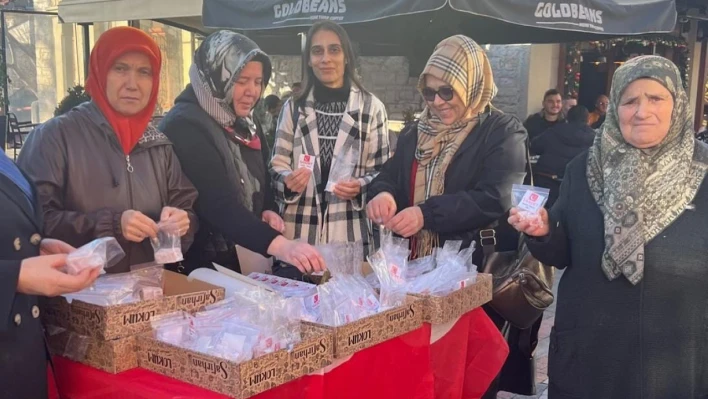 Saadet Partisi'nden vatandaşa lokum ikramı