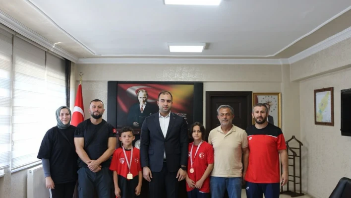 Şampiyon Güreşçilerden Kaymakam Kadiroğlu'na ziyaret