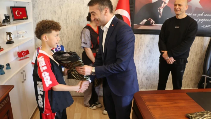 Şampiyonlardan İl Müdürü Akkaş'a ziyaret