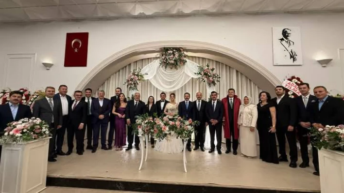 Siyaset ve iş dünyası nikah töreninde buluştu