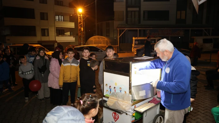 Teravih namazına gelen çocuklara pamuk şeker sürprizi