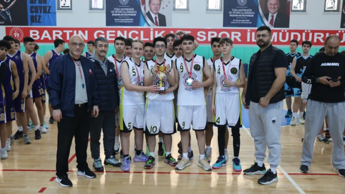 U-16 Erkekler'de şampiyon TOKİ İlköğretim Spor Kulübü