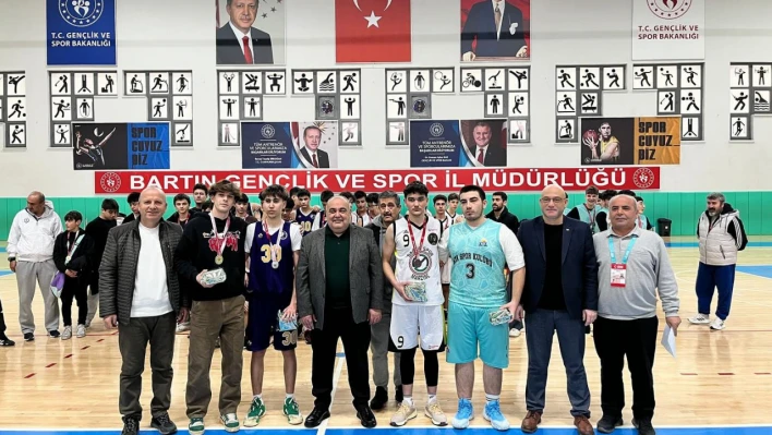 U-18 Erkeklerde şampiyon Basketbol Akademi oldu