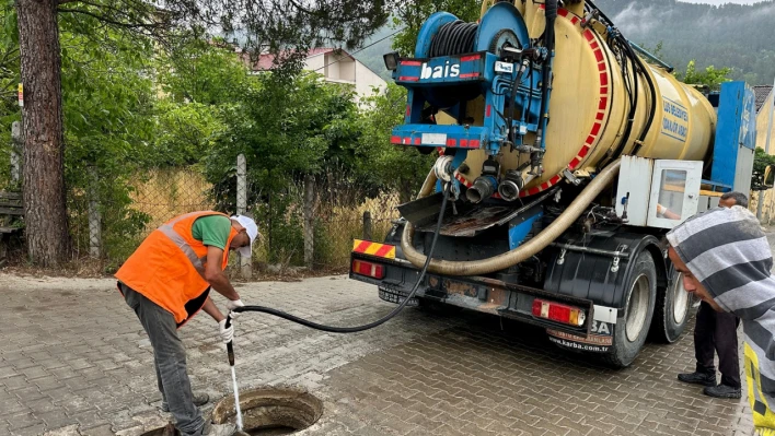 Ulus'ta kanalizasyon hatları temizlenip ilaçlanıyor