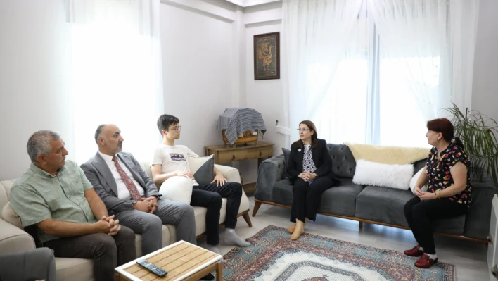 Vali Arslan'dan koruyucu aile Okçu çiftine ziyaret