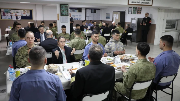 Vali Arslan iftarını Mehmetçikle yaptı