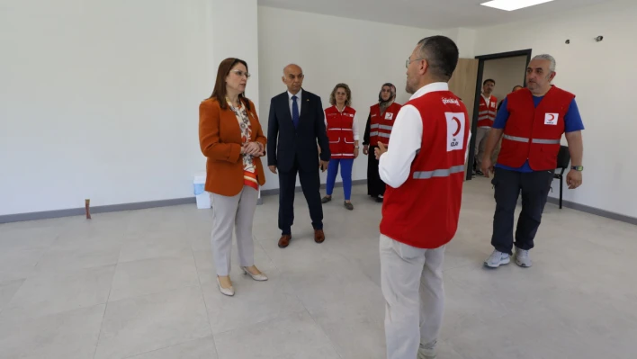 Vali Arslan Türk Kızılay'ın yeni binasını inceledi