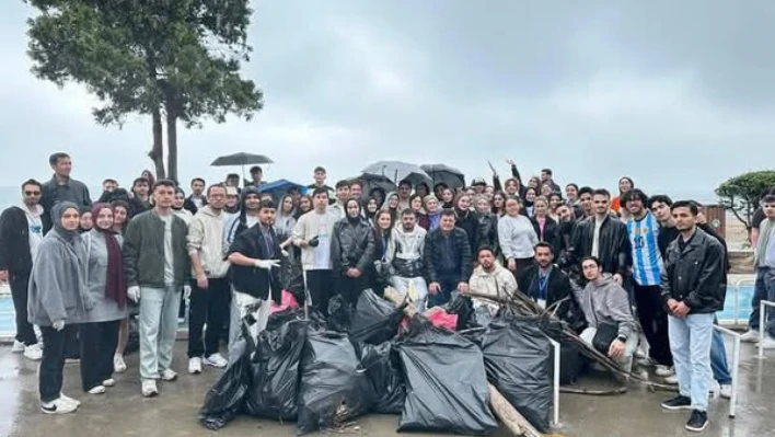 Yalçınkaya öğrencilerle çöp topladı