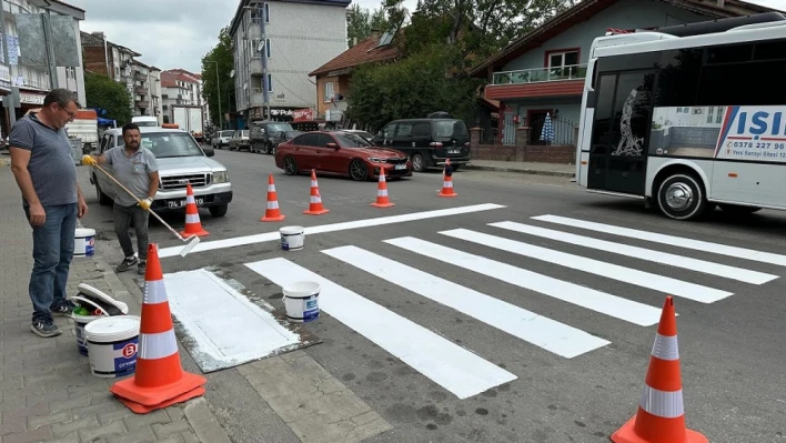 Yol çizgileri yenileniyor