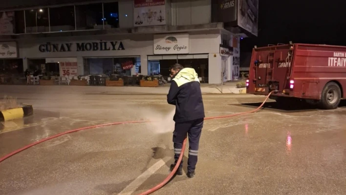 Yol ve kaldırımlar temizleniyor